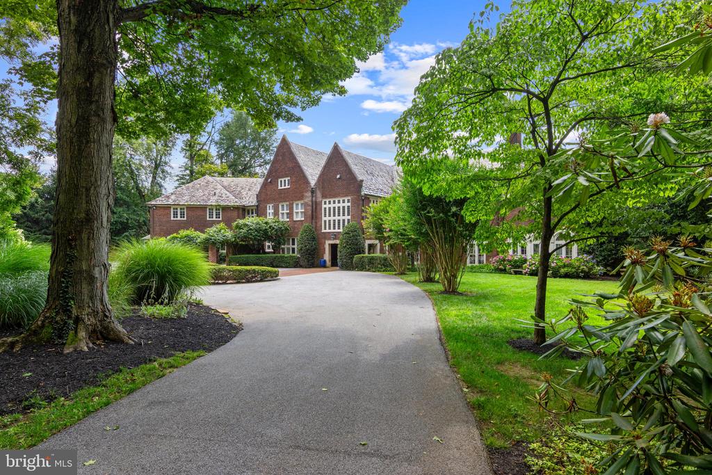 717 N SPRING MILL ROAD