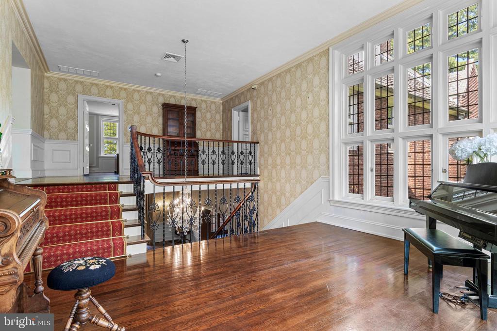 717 N SPRING MILL ROAD