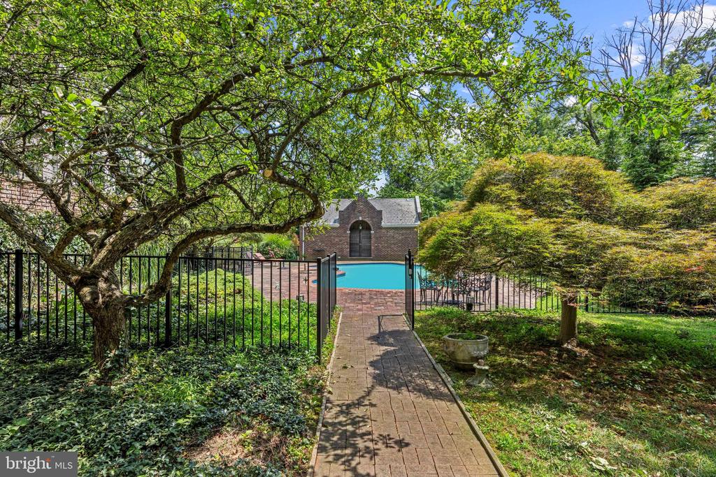 717 N SPRING MILL ROAD