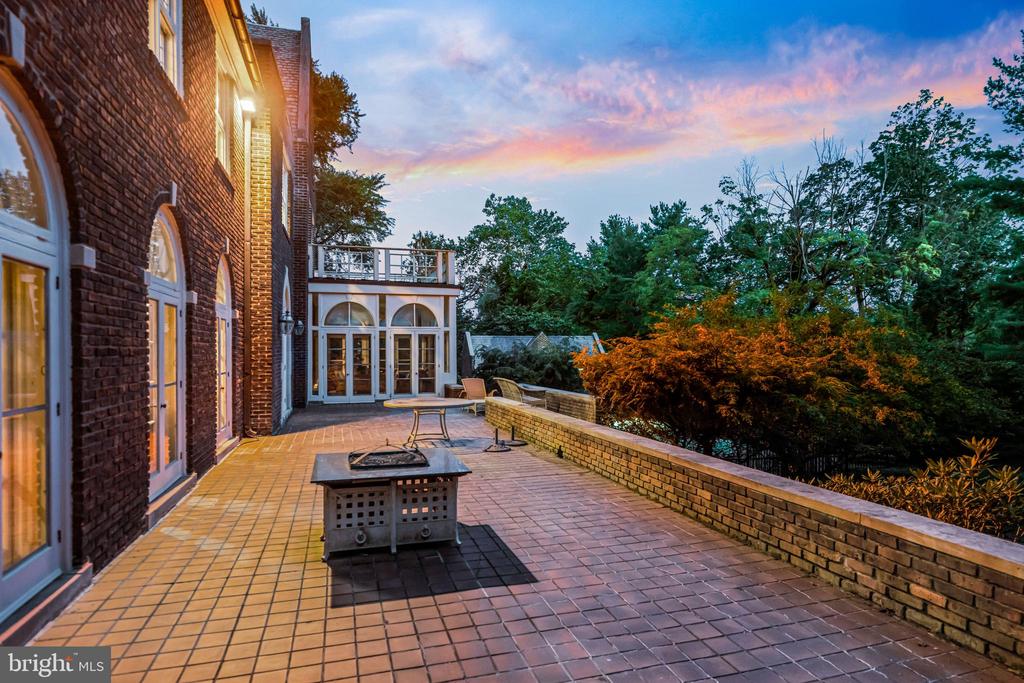 717 N SPRING MILL ROAD
