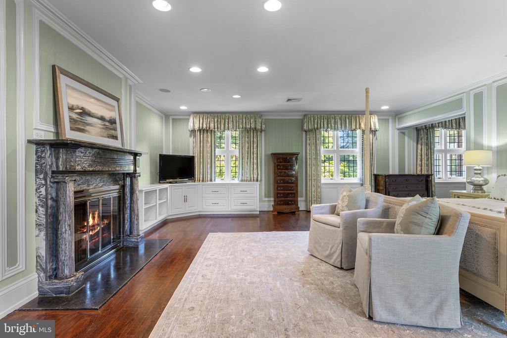 717 N SPRING MILL ROAD