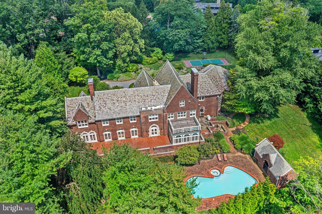717 N SPRING MILL ROAD