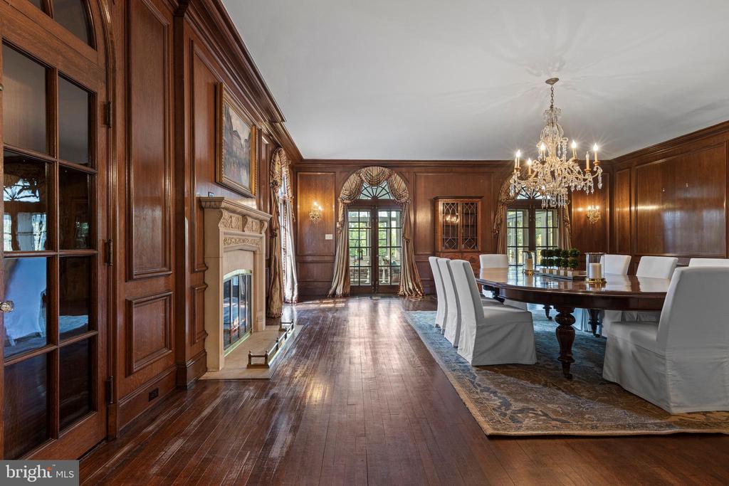 717 N SPRING MILL ROAD