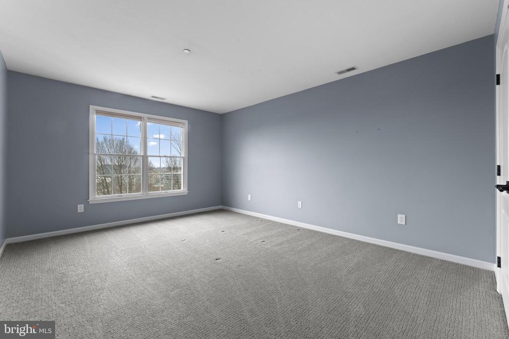 1102 RIVERVIEW LANE
