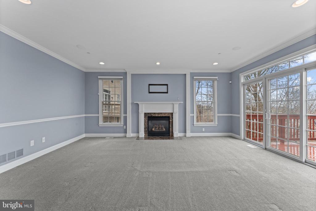 1102 RIVERVIEW LANE