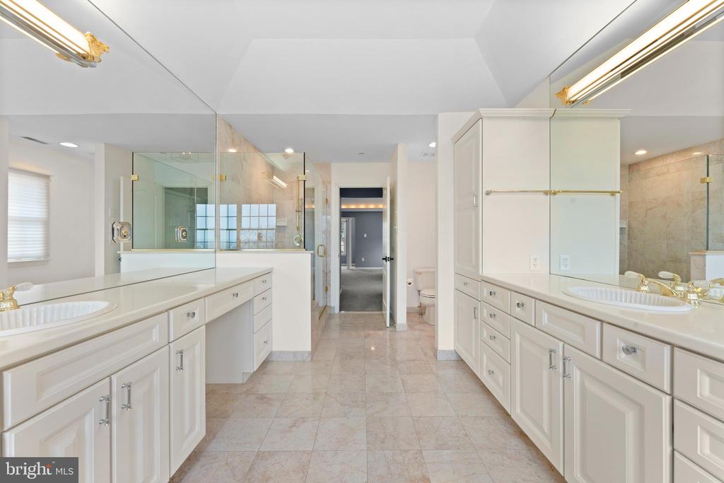 1102 RIVERVIEW LANE