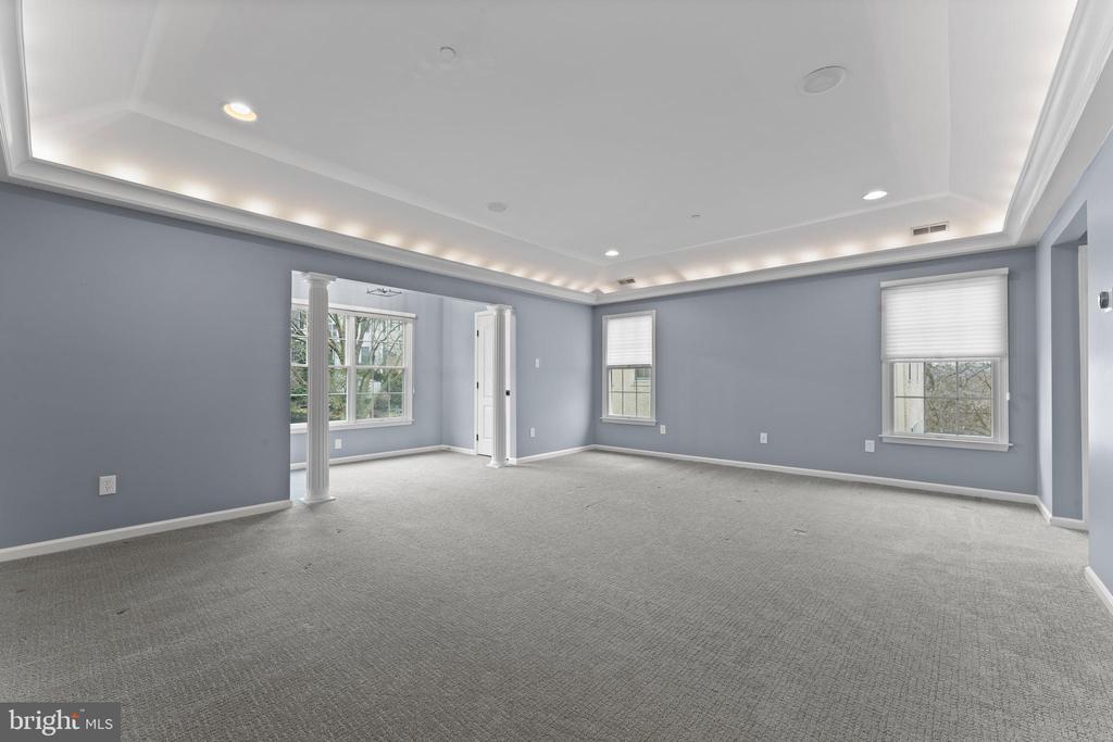1102 RIVERVIEW LANE