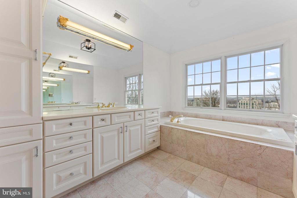 1102 RIVERVIEW LANE