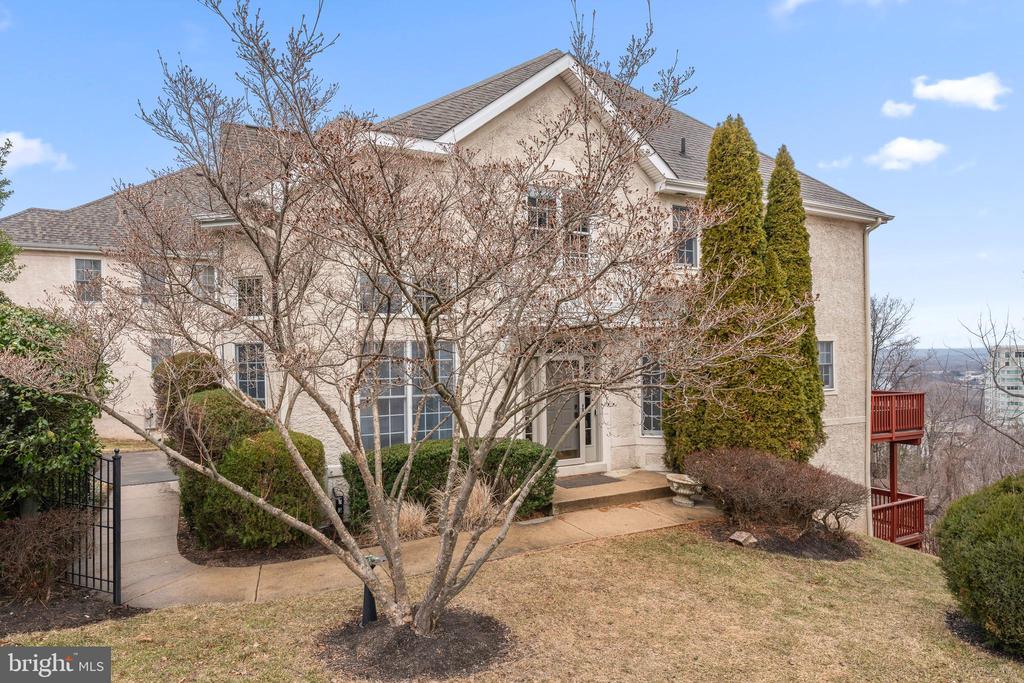 1102 RIVERVIEW LANE