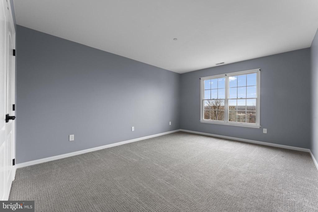 1102 RIVERVIEW LANE