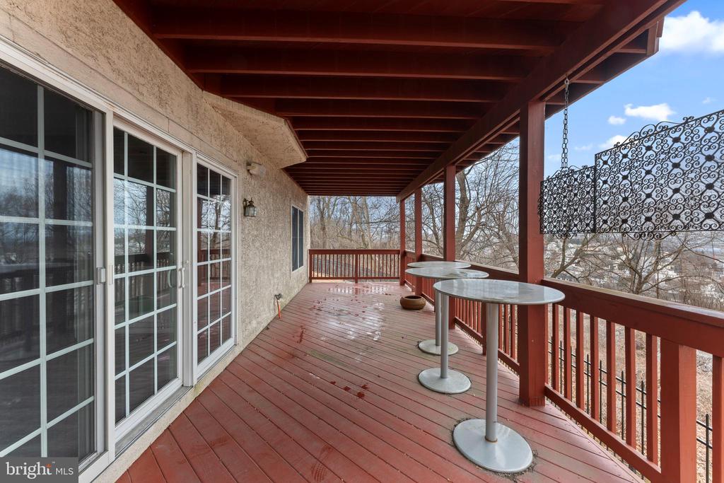 1102 RIVERVIEW LANE