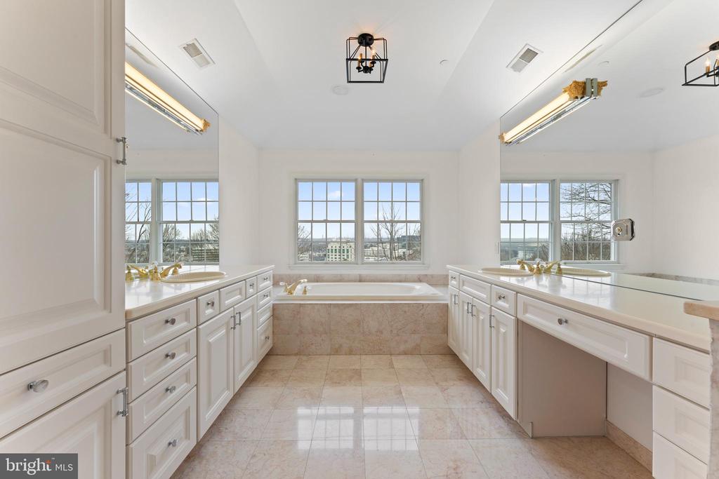 1102 RIVERVIEW LANE