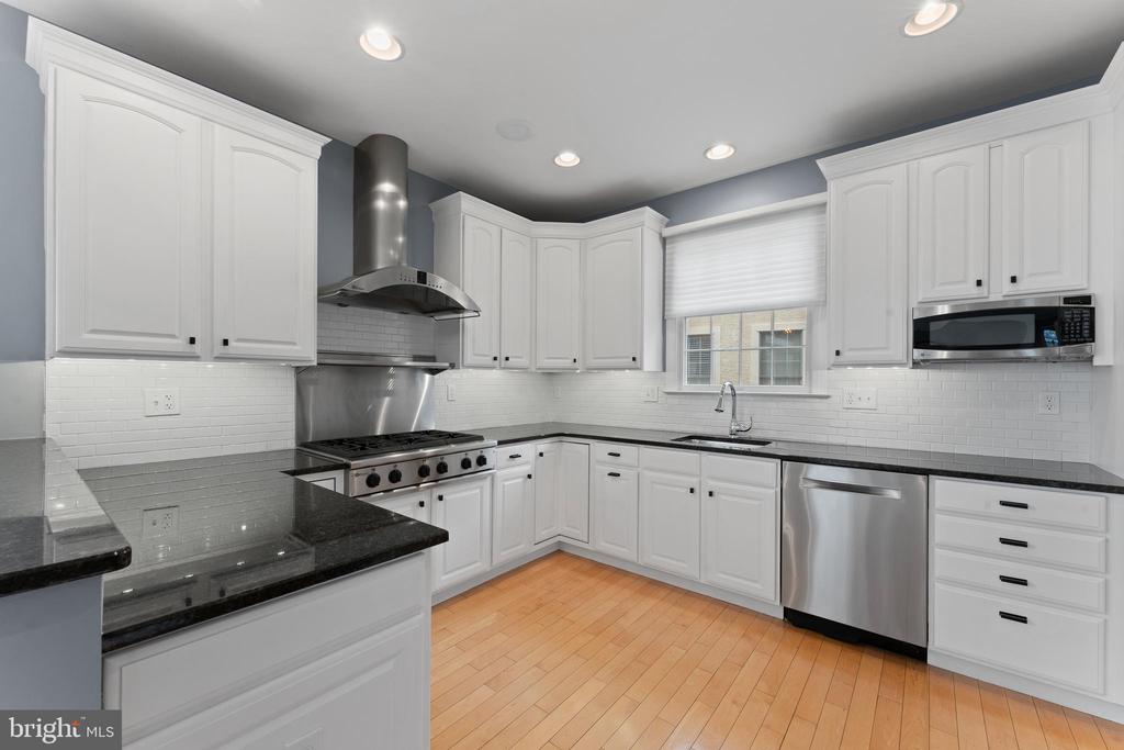 1102 RIVERVIEW LANE