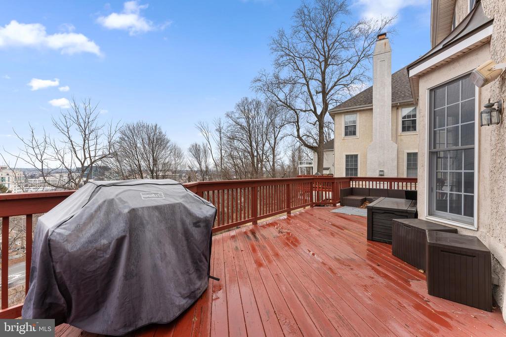 1102 RIVERVIEW LANE