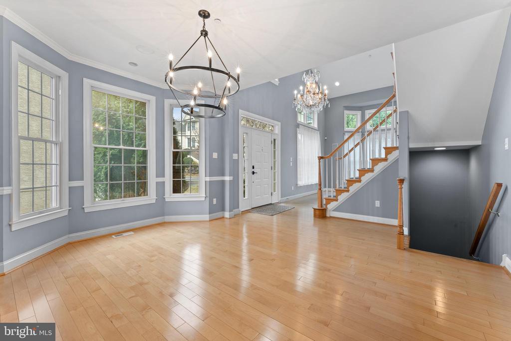 1102 RIVERVIEW LANE