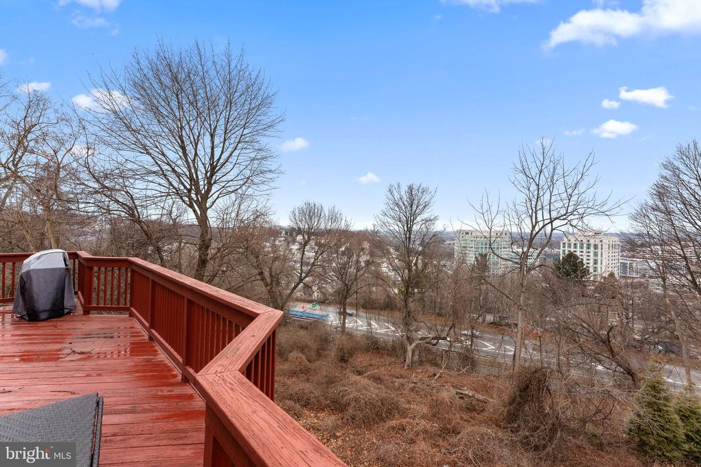1102 RIVERVIEW LANE