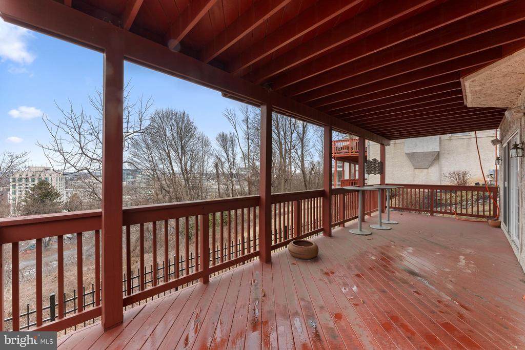 1102 RIVERVIEW LANE