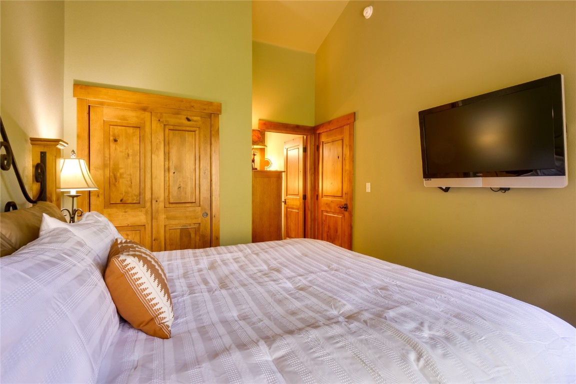 203 VILLAGE POINT Drive Unit: 203