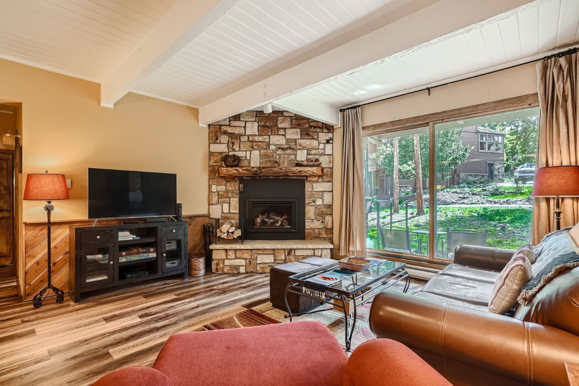 465 Four Oclock ROAD W4