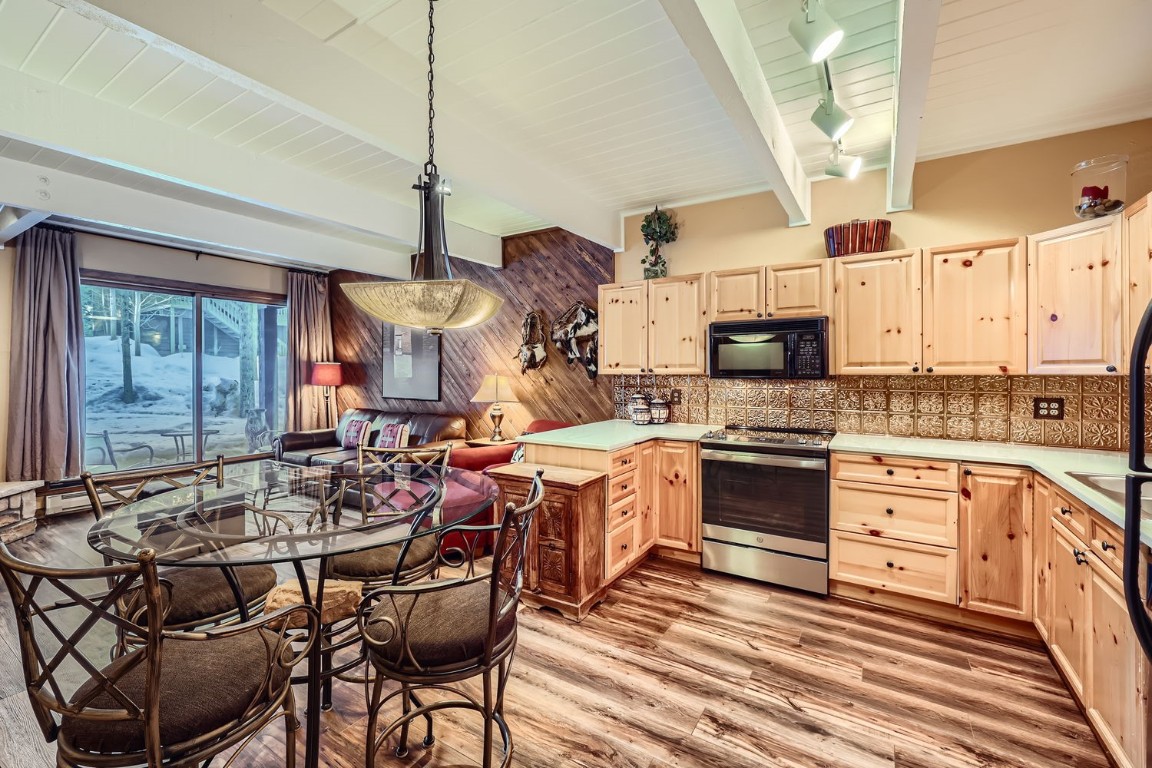 465 Four Oclock ROAD W4