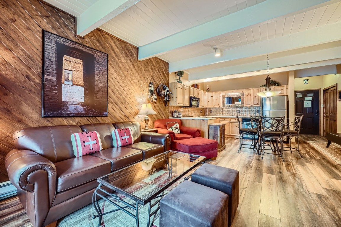 465 Four Oclock ROAD W4