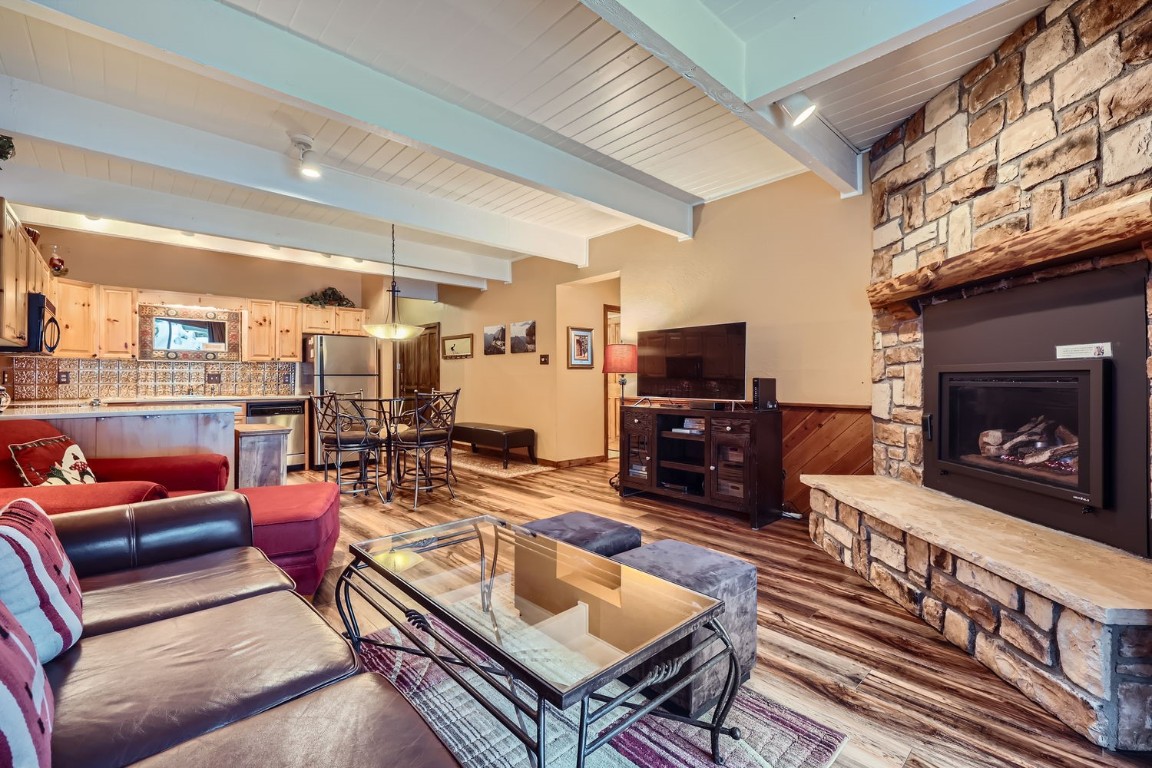 465 Four Oclock ROAD W4