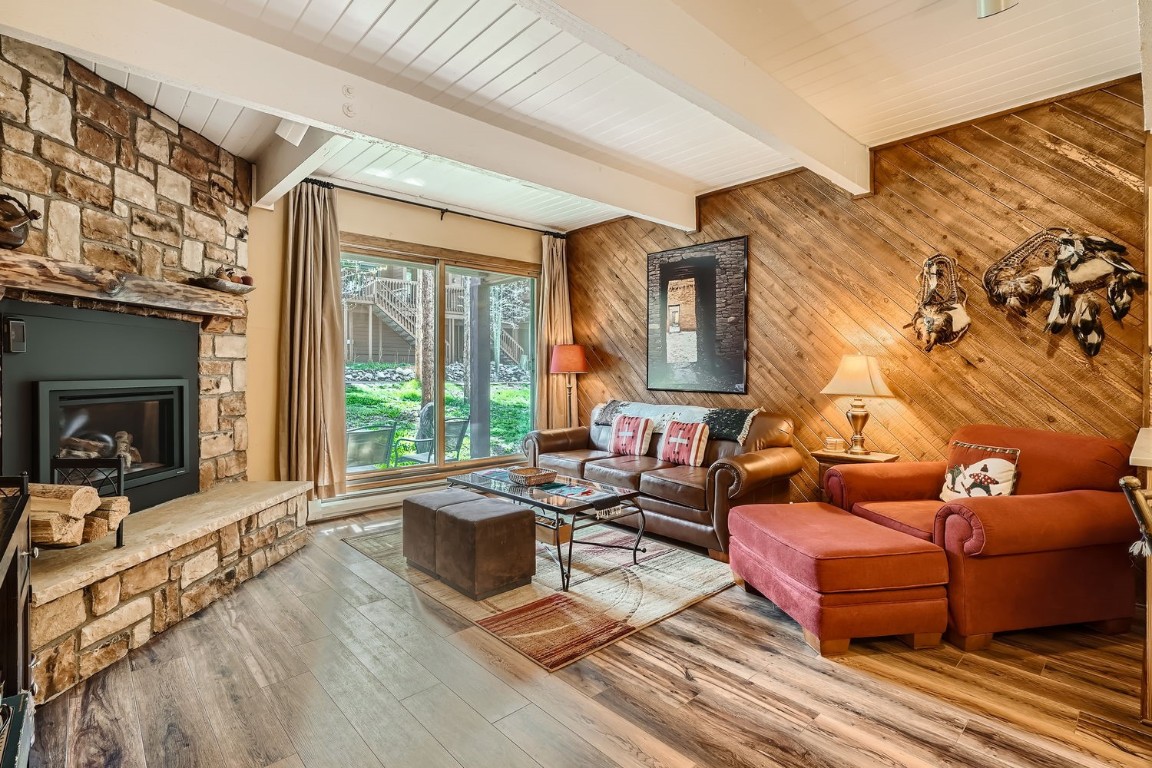 465 Four Oclock ROAD W4