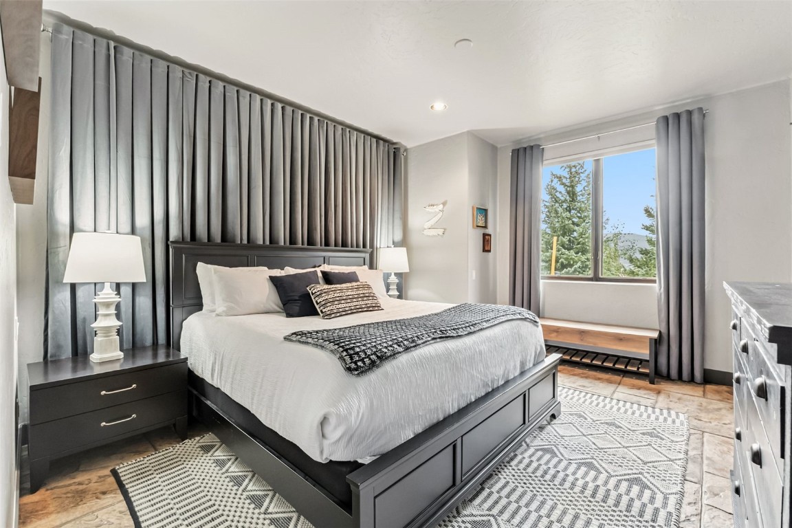 1809 Highlands DRIVE