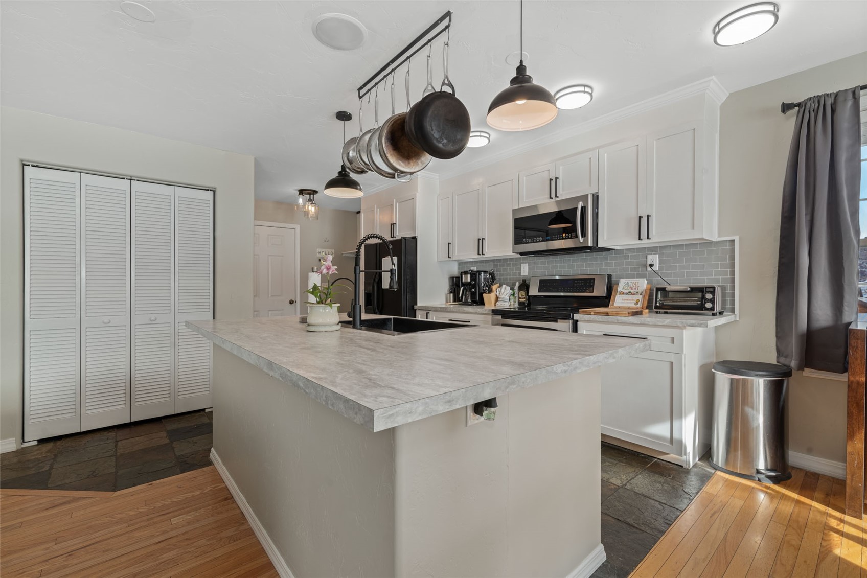 158 Oak Ridge CIRCLE