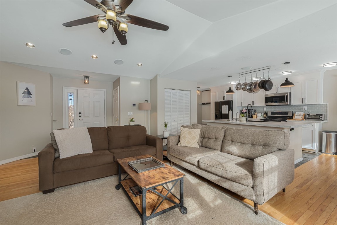 158 Oak Ridge CIRCLE