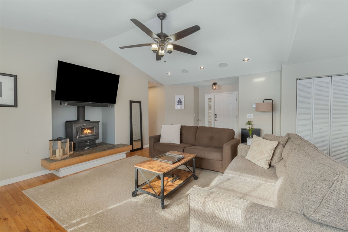 158 Oak Ridge CIRCLE