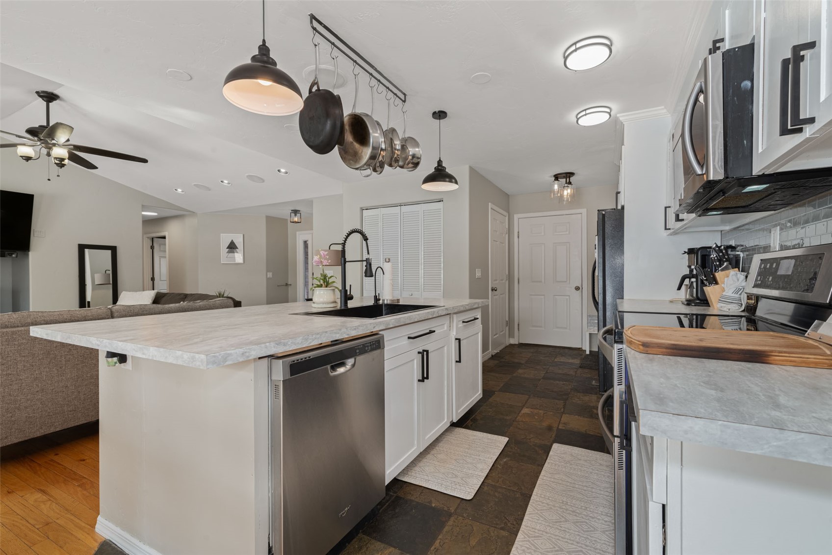 158 Oak Ridge CIRCLE