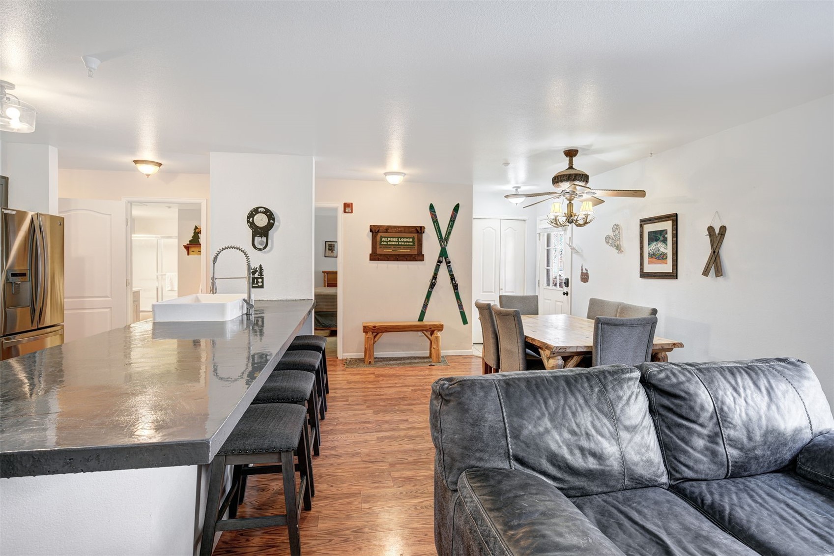 233 Pelican CIRCLE 1509