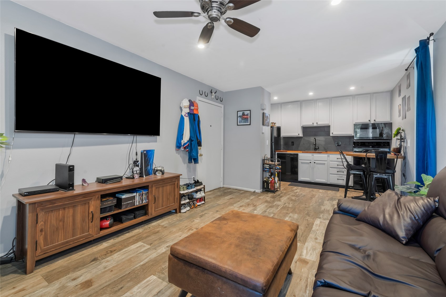 1300 Athens Plaza 8