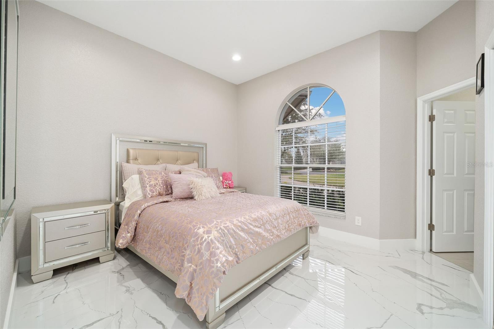 5050 ISLEWORTH COUNTRY CLUB DR