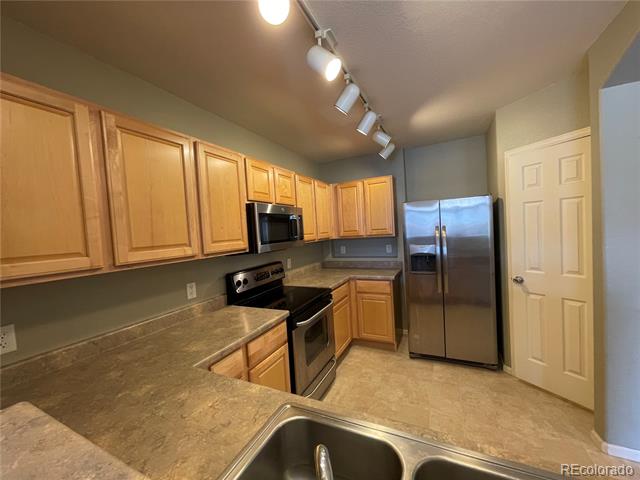 457 Black Feather Loop Unit: 710