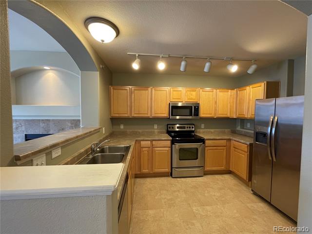 457 Black Feather Loop Unit: 710