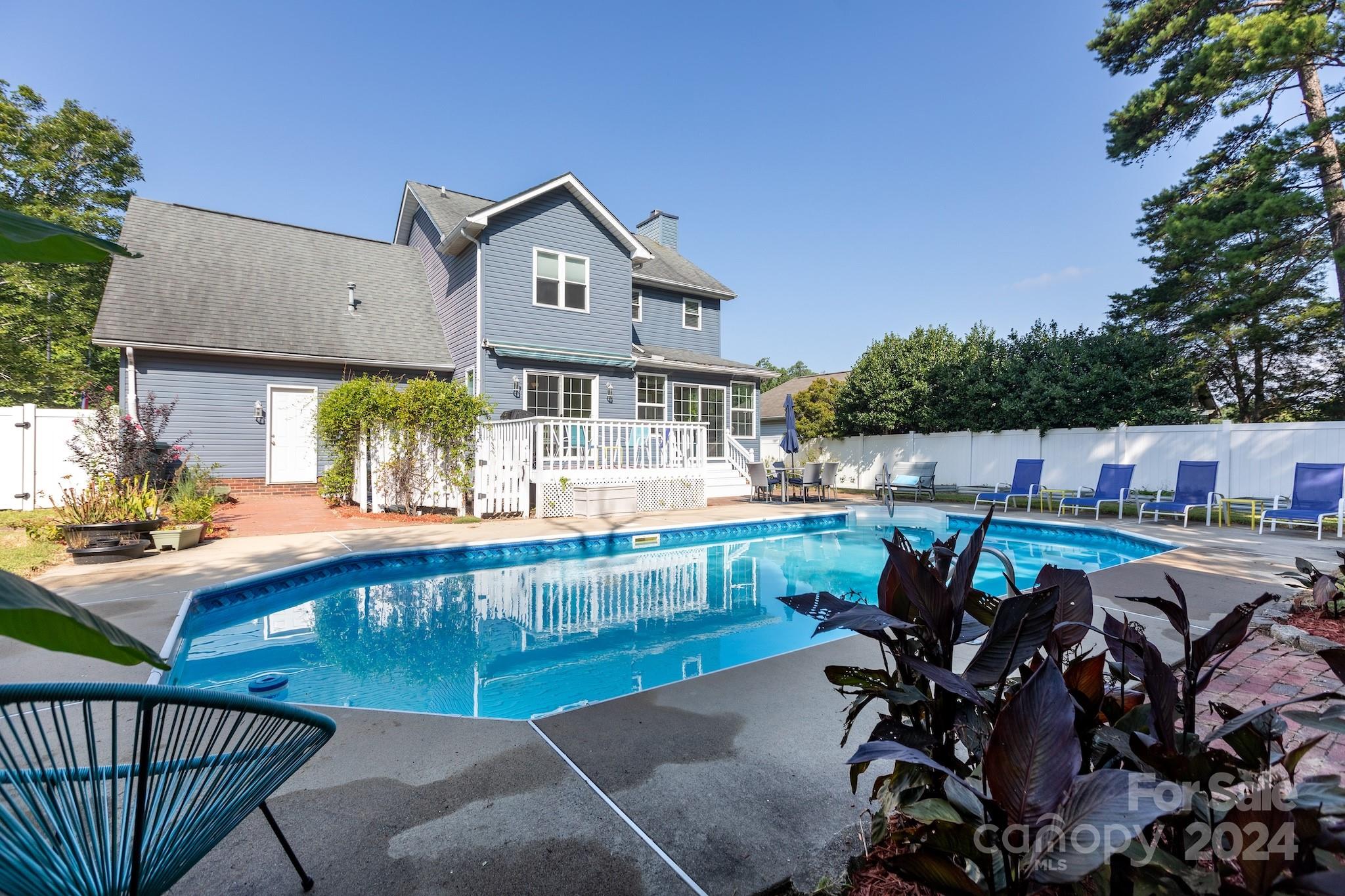 1376 Mistletoe Ridge Place NW