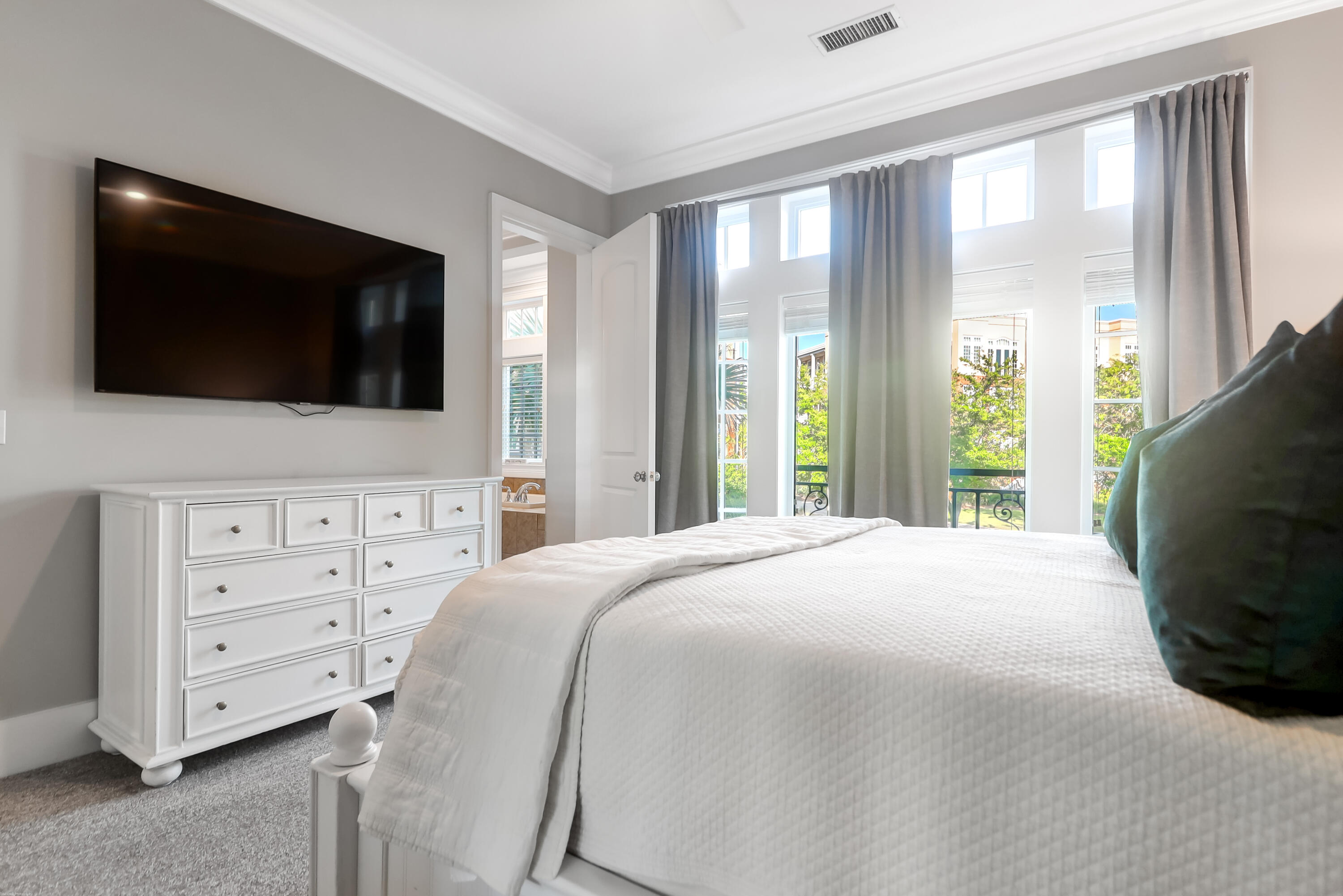 144 Fairbanks Oak Alley # 2b