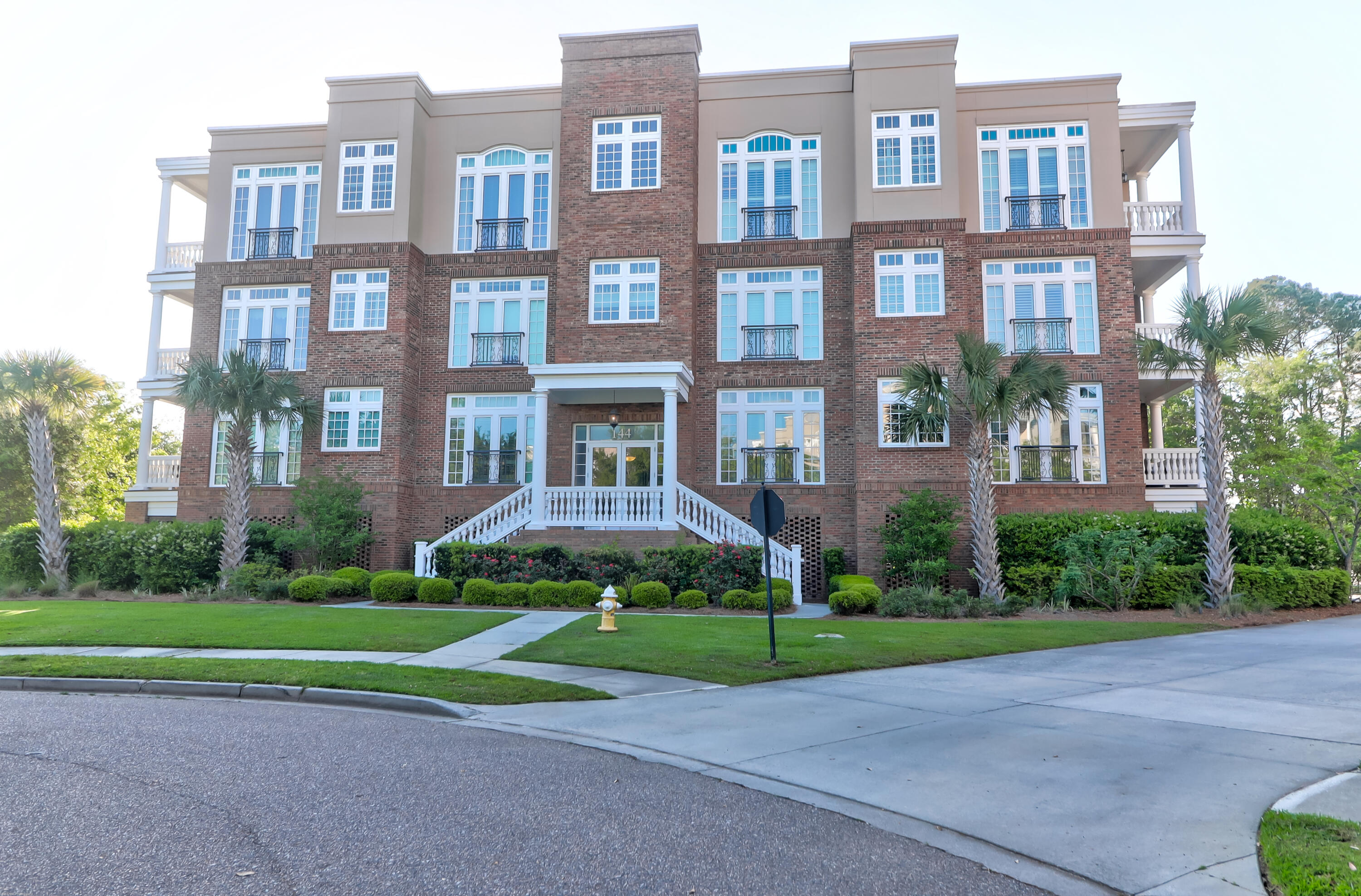 144 Fairbanks Oak Alley # 2b