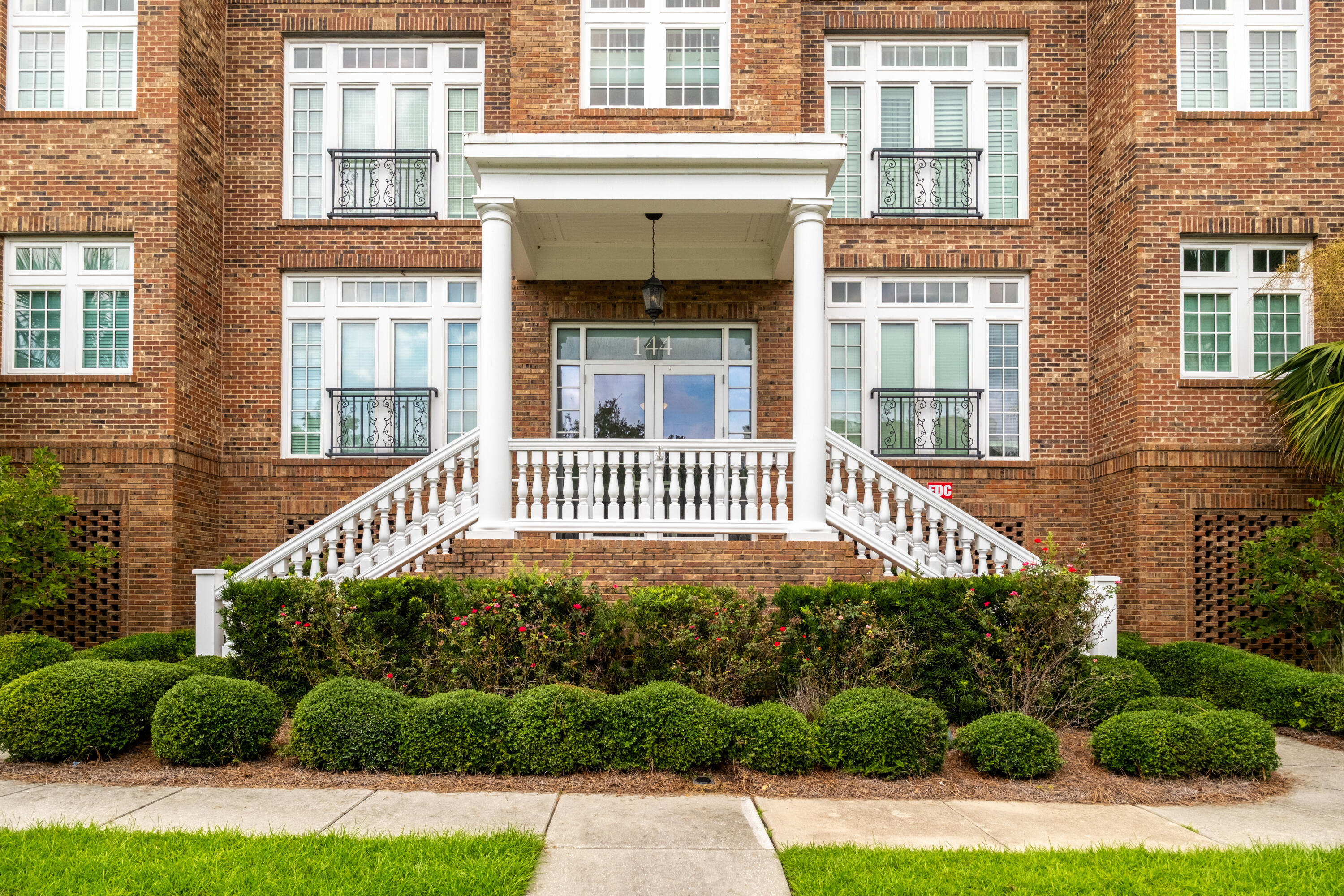 144 Fairbanks Oak Alley # 2b