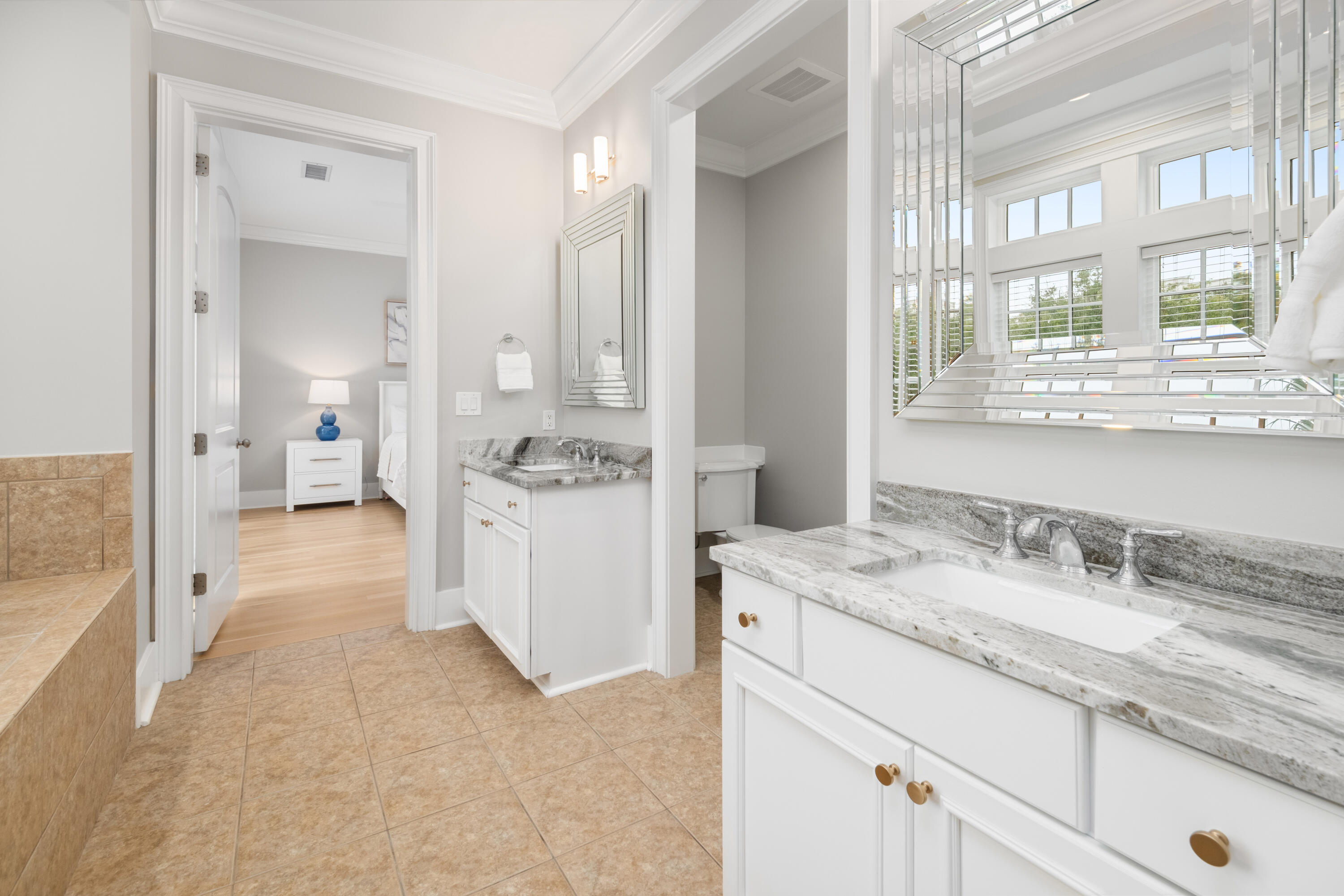 144 Fairbanks Oak Alley # 2b