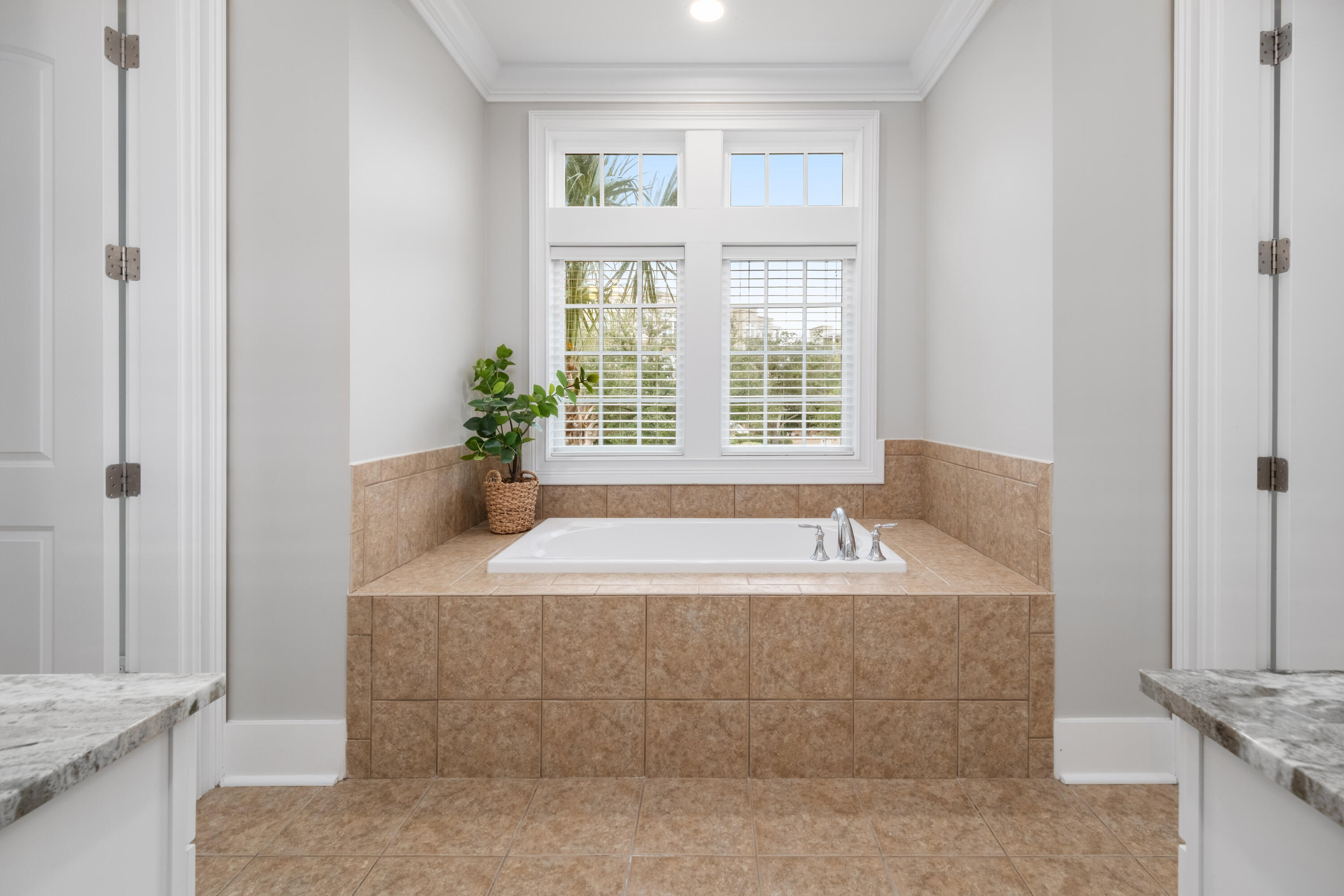 144 Fairbanks Oak Alley # 2b