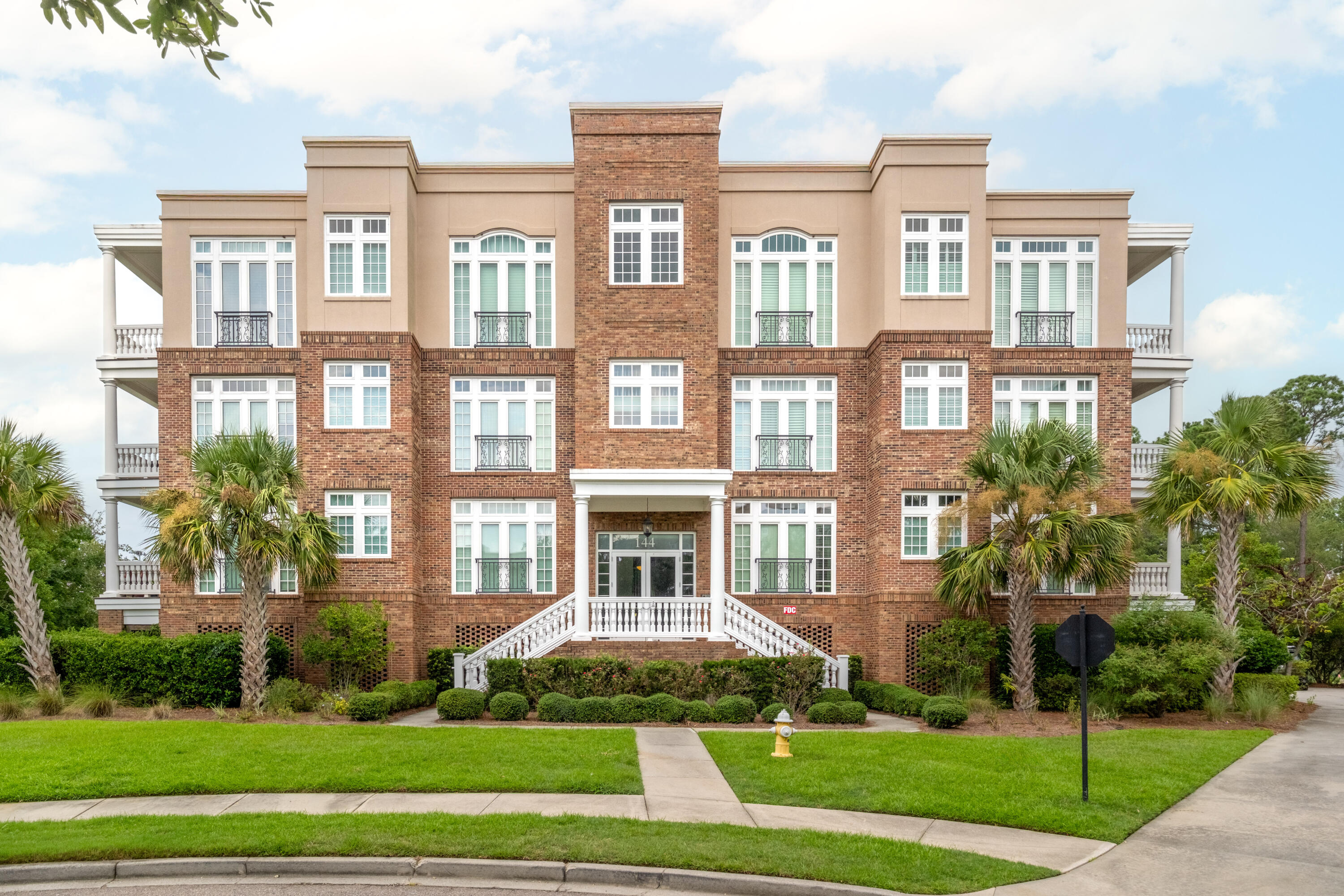 144 Fairbanks Oak Alley # 2b