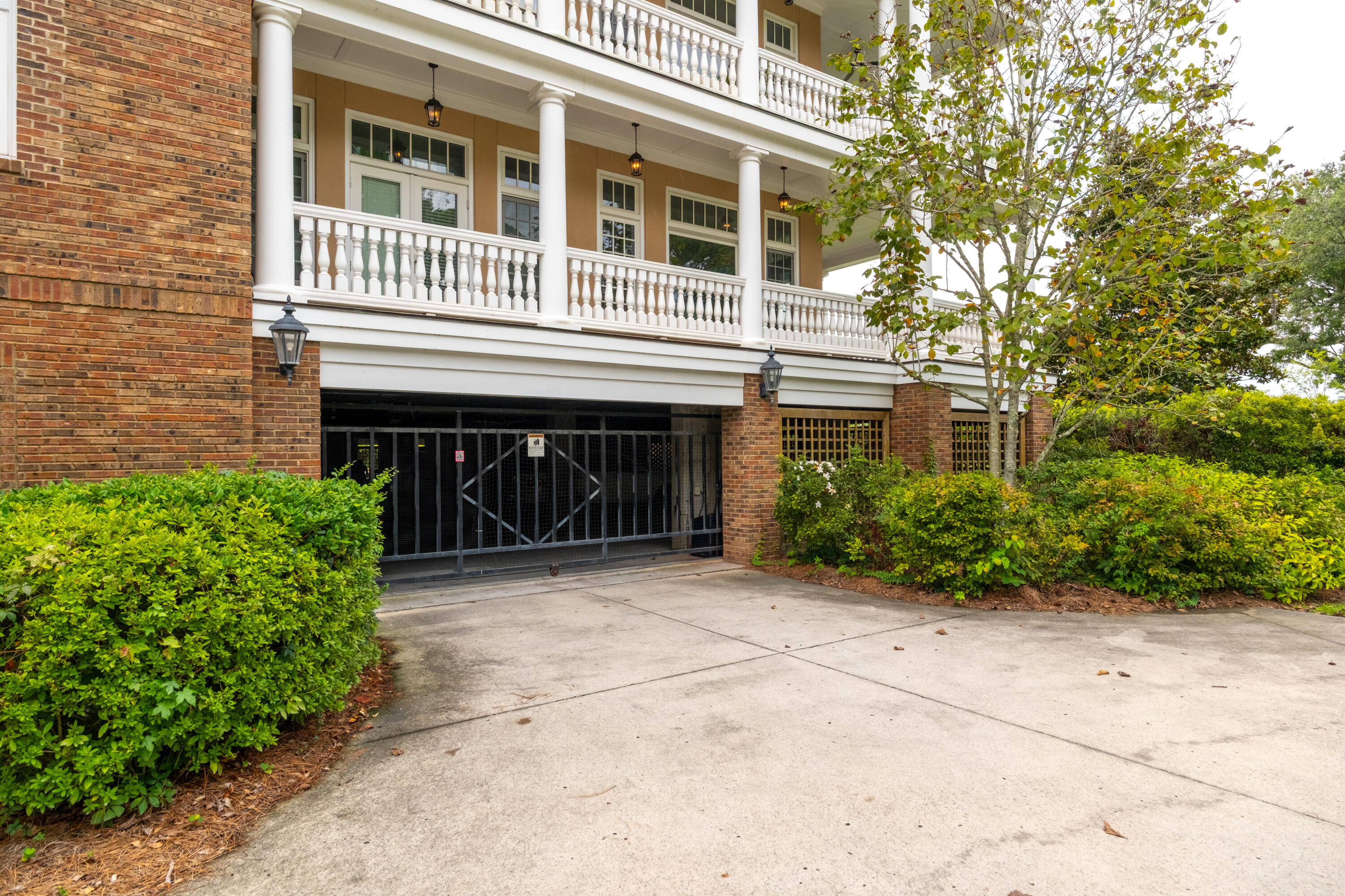 144 Fairbanks Oak Alley # 2b