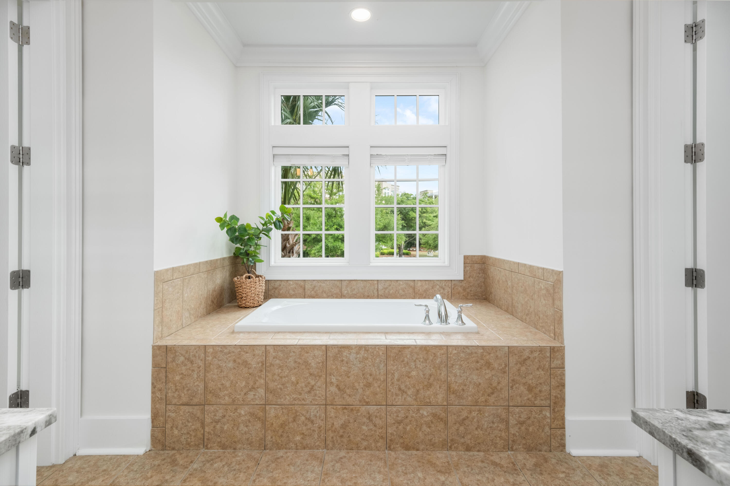 144 Fairbanks Oak Alley # 2b