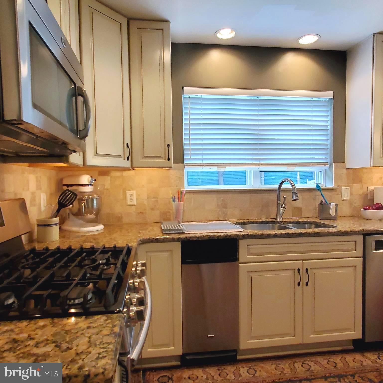 2 Helen Lois Ct