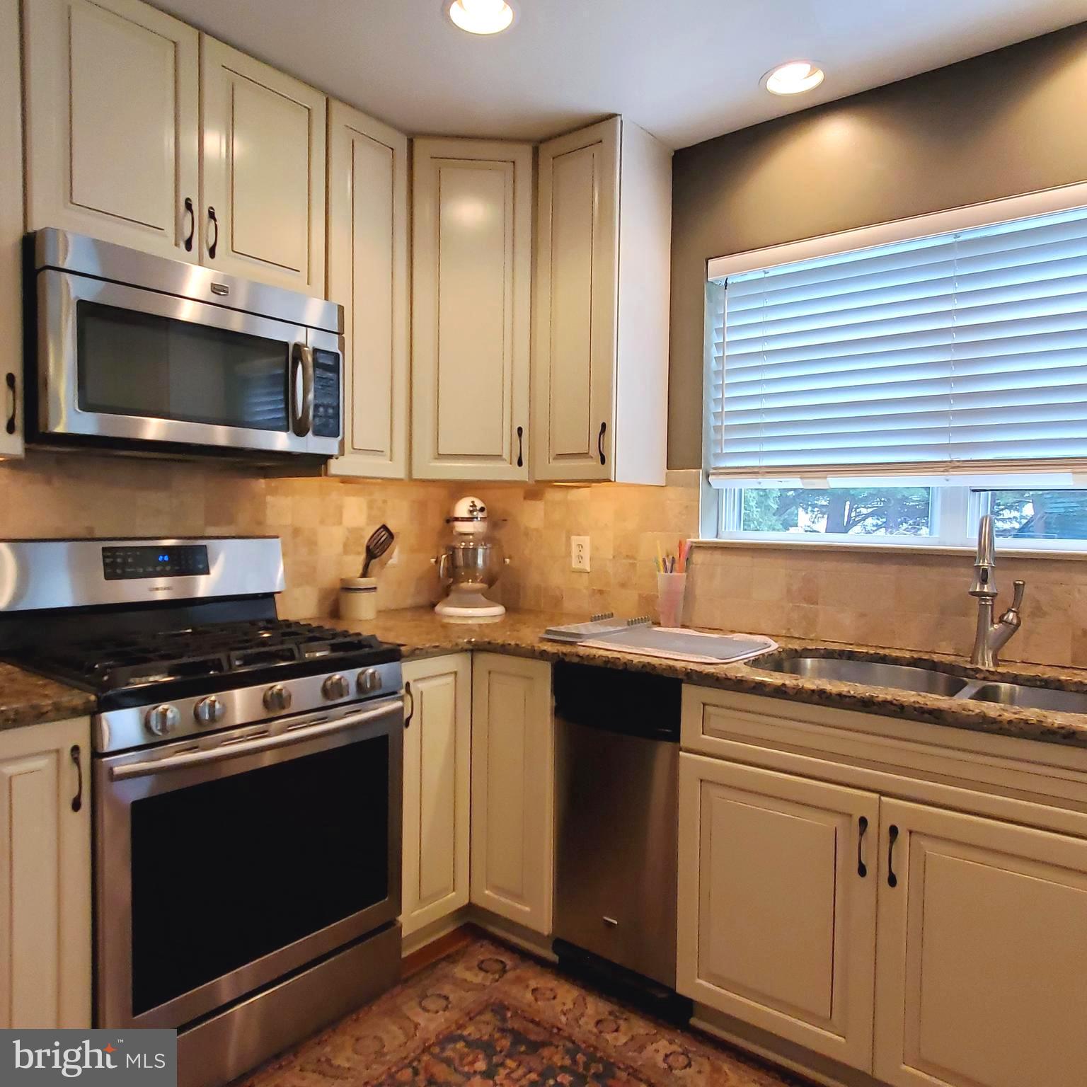 2 Helen Lois Ct