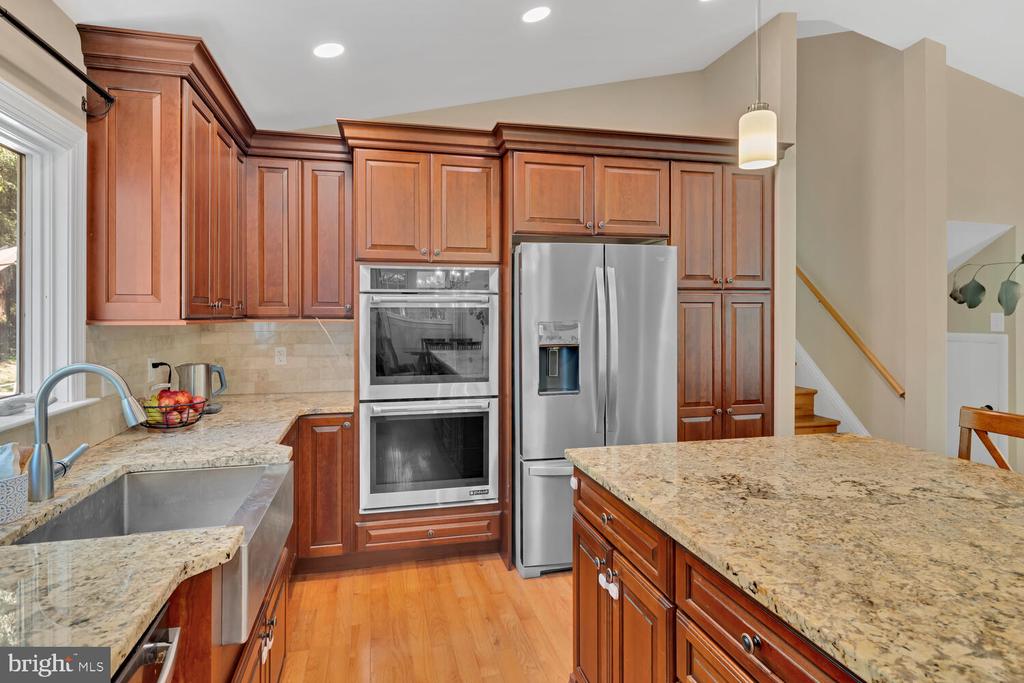 2319 Lakeview Dr