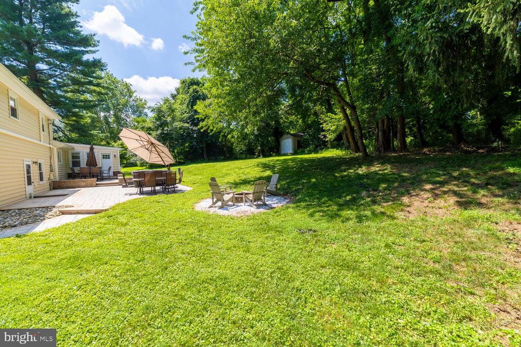 2319 Lakeview Dr